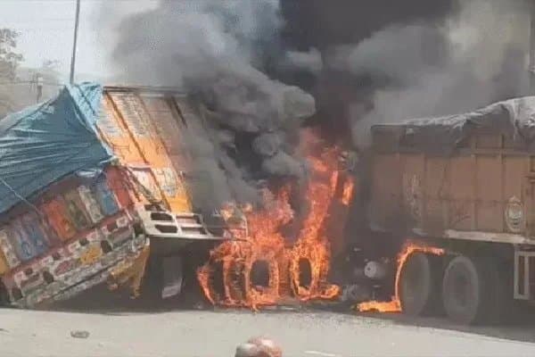हजारीबाग में दो ट्रकों की टक्कर से लगी भीषण आग, हाईवे पर अफरा-तफरी