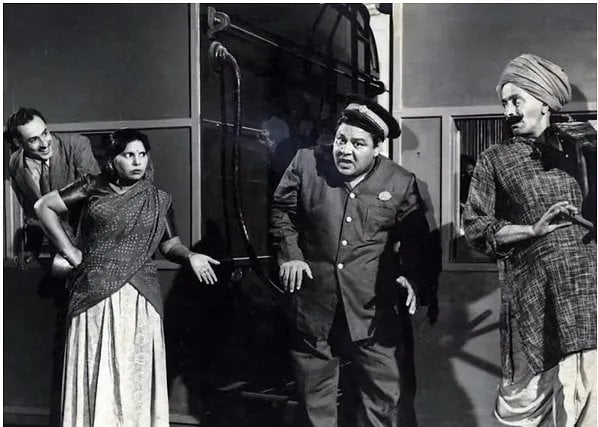Tragic Accident: Actor Loses Life During Death Scene; Onlookers Mistook It for Acting and Kept Applauding