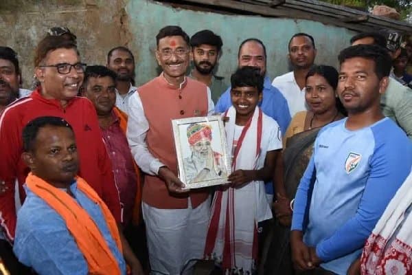 अंतरराष्ट्रीय फुटबॉलर दिव्यानी लिंडा से मिले संजय सेठ, उन्हें सम्मानित किया।