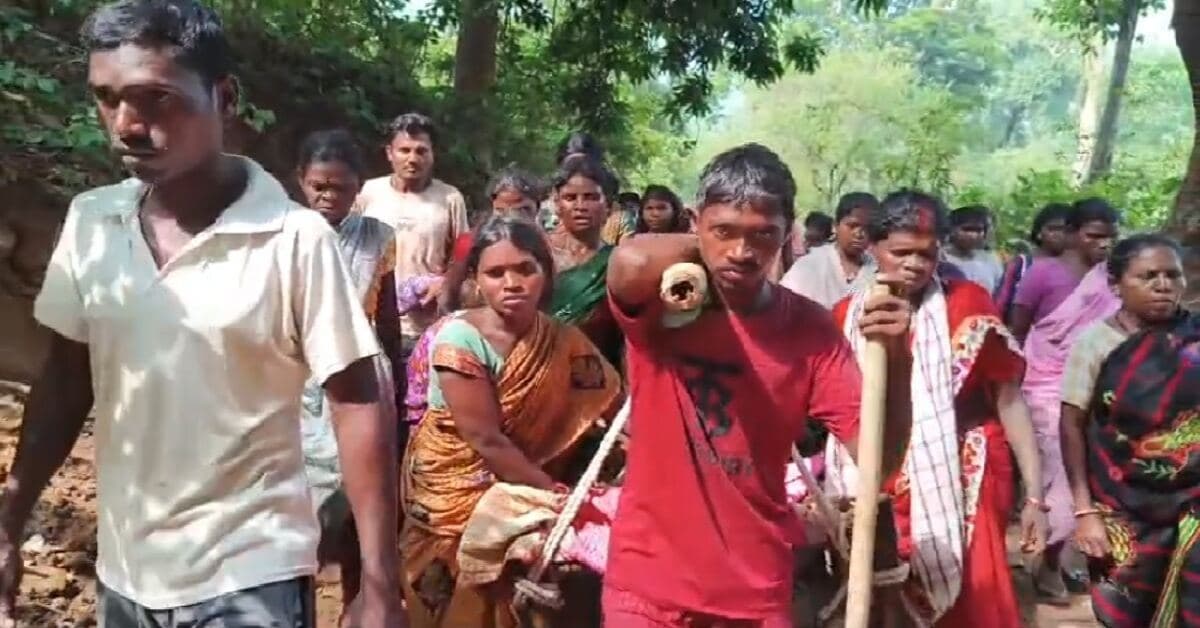 Giridih Health News: गिरिडीह से सामने आई सिस्टम का पर्दाफाश करने वाली खबर, प्रसव पीड़ा से तड़प रही महिला को 4 किलोमीटर तक खटिया पर ले गए ग्रामीण