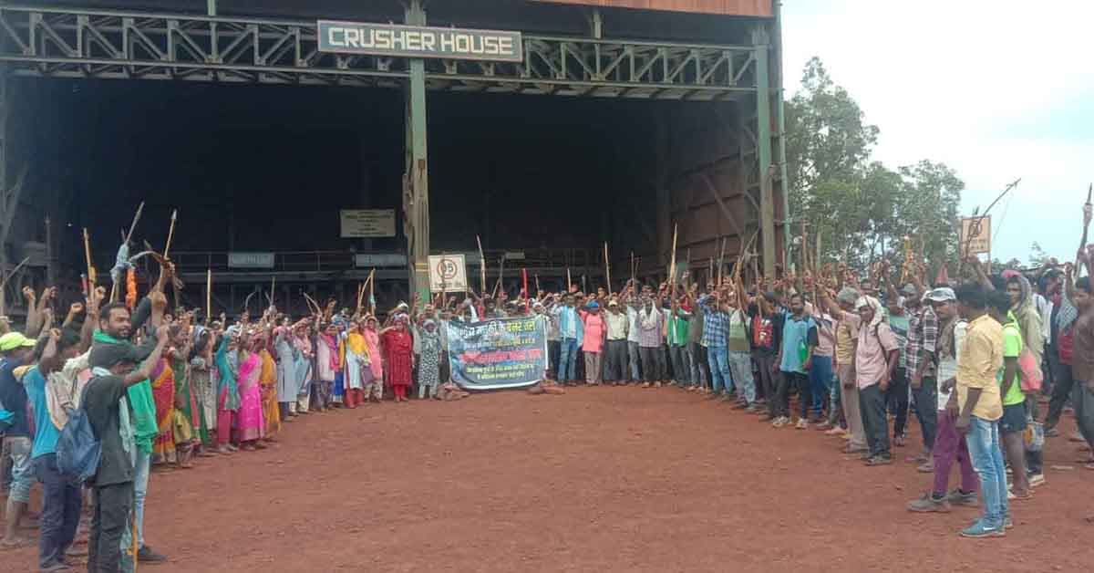 Chaibasa News: गुवा सेल खदान का दूसरे दिन भी चक्का जाम जारी, उत्पादन-परिवहन ठप