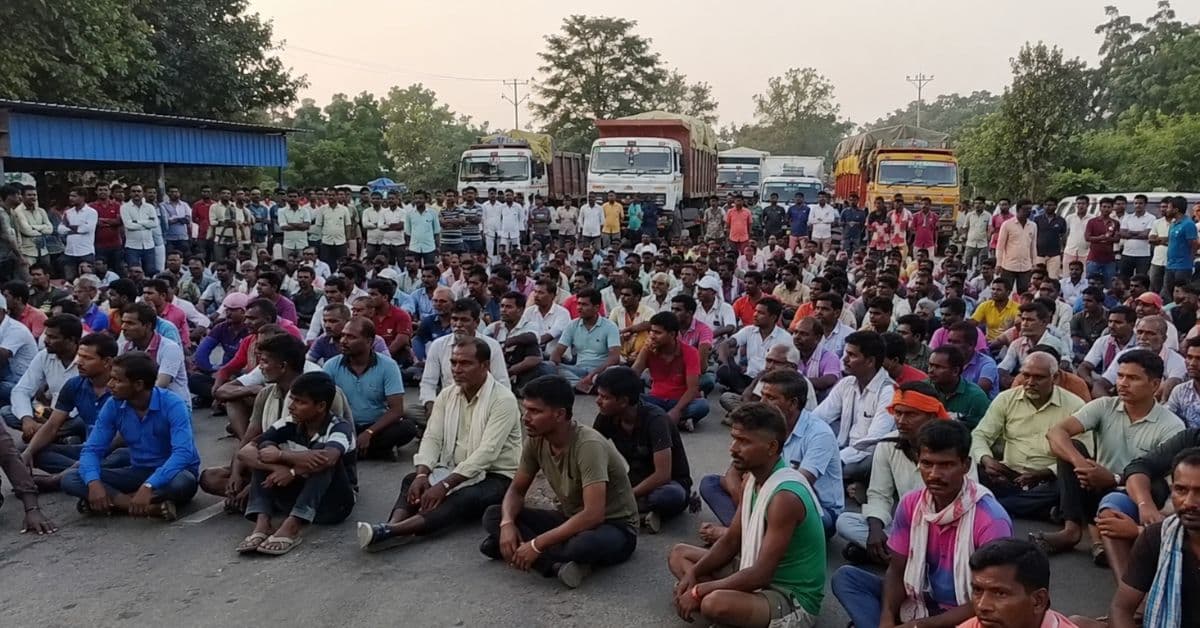 Chaibasa News: सेल के खदान में रोजगार की मांग पर अनिश्चितकालीन चक्का जाम शुरू, मुंडा-मानकी संघ ने दी आंदोलन उग्र करने की चेतावनी