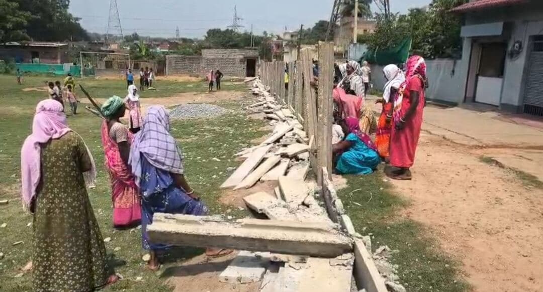 Jamshedpur Crime: परसुडीह में जमीन विवाद को लेकर जमकर हुआ हंगामा, ग्रामीणों ने तोड़ दी निर्माणाधीन दीवार