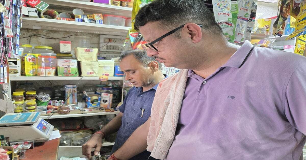 Jamshedpur Theft : मानगो में दुकान की छत काटकर चोरी, कीमती सामान पर चोरों ने किया हाथ साफ