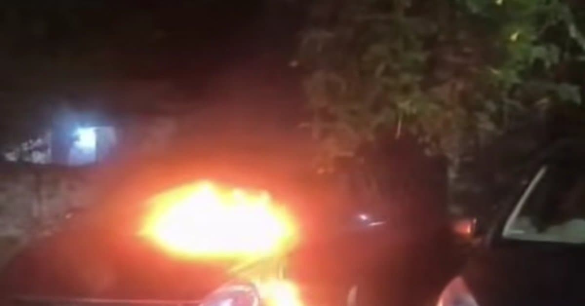 जमशेदपुर में जी टाउन मैदान के पास दो कारों में लगी आग, पुलिस करेगी जांच