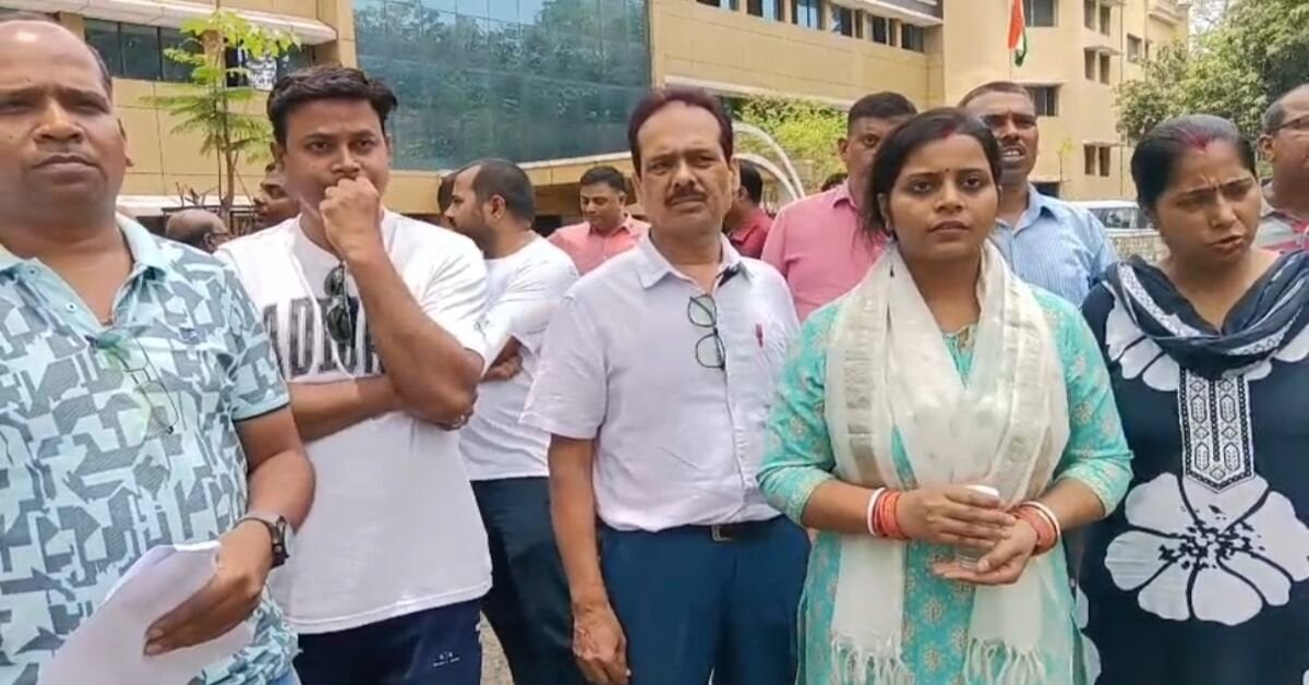 Jamshedpur News: आस्था ट्विन सिटी में बुनियादी सुविधाओं का संकट, गंदा पानी, बिजली और सुरक्षा को लेकर डीसी से लगाई गुहार