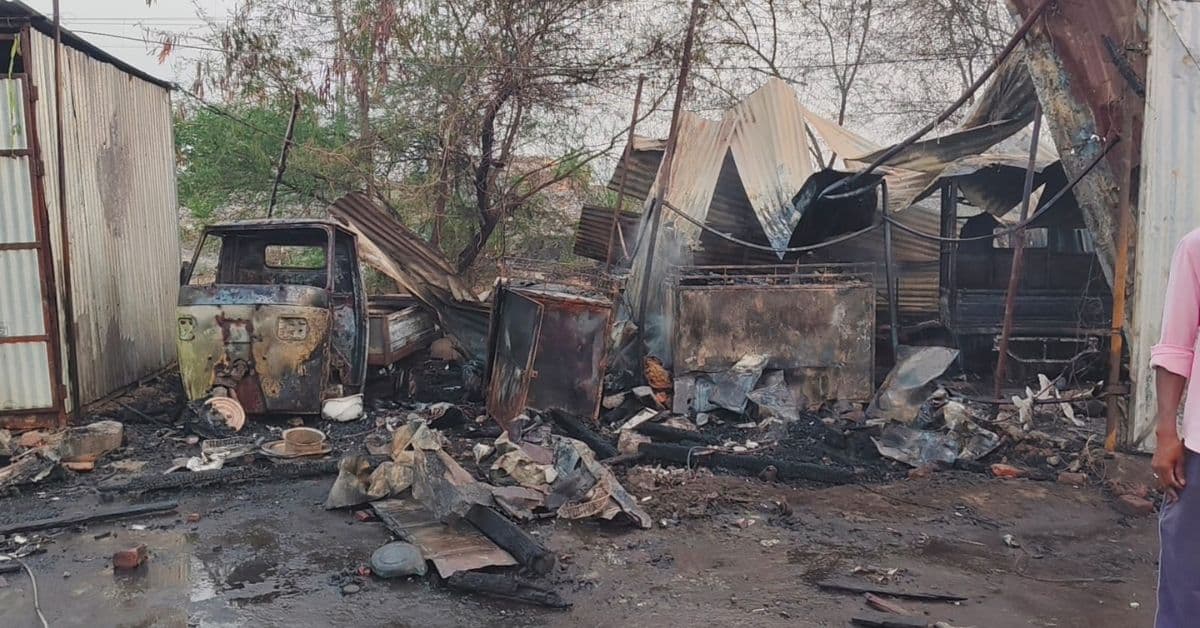 Palamu Fire News : इलेक्ट्रिक पोल में शॉर्ट सर्किट से लगी आग, तीन दुकानें जलकर राख, एलपीजी सिलेंडर में विस्फोट