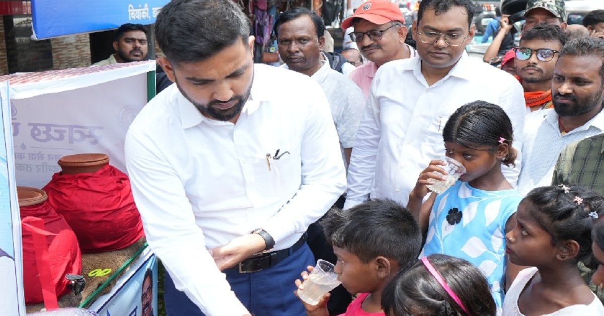 Palamu News: स्वयंसेवक की भूमिका में पलामू DC; राहगीरों को अपने हाथों से पिलाया ठंडा पानी