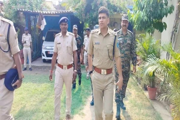 रामगढ़ में एसपी का अचानक दौरा, गोला और बरलंगा थाना प्रमुखों को सख्त निर्देश दिए