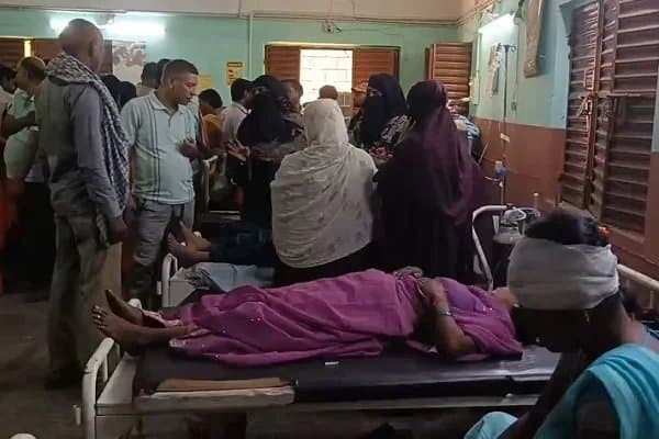 लातेहार में हाईवा से टकराने से ऑटो पलटा, 11 महिलाएं घायल, चार गंभीर हालत में रेफर