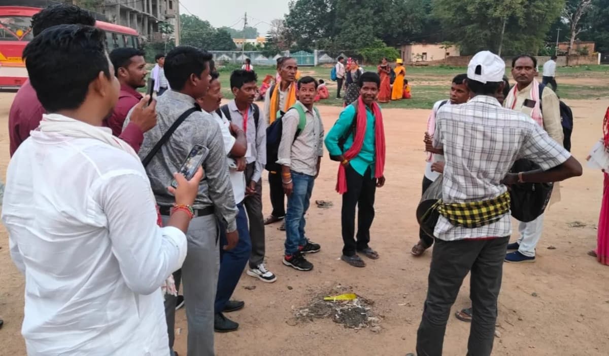 सैकड़ों लोग सिमडेगा से दिल्ली जनजातीय गौरव कार्यक्रम में भाग लेने के लिए निकले।