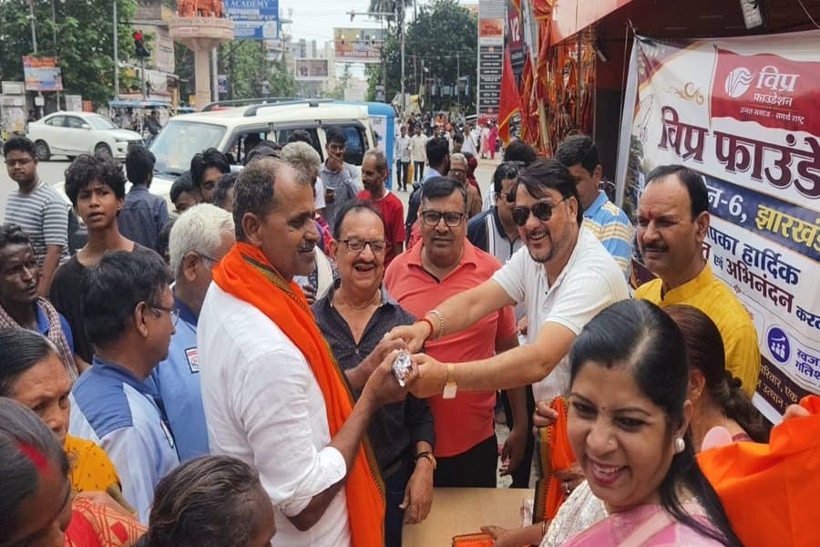 विप्र फाउंडेशन झारखंड ने गर्मी और बारिश से सुरक्षा के लिए छाते और गमछे वितरित किए