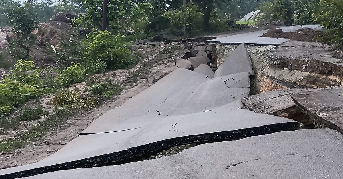 Coal Mining: अवैध खनन और ब्लास्टिंग से जमीन में समा गई 50 फीट मुख्य सड़क; 30 गांवों का संपर्क टूटा
