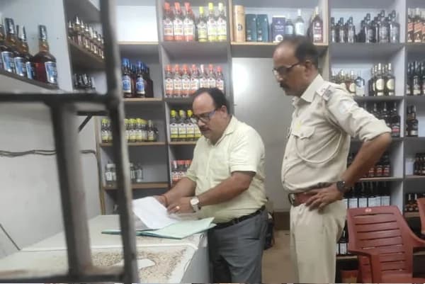 चाईबासा में उत्पाद विभाग की कार्रवाई, 22 लीटर चुलाई शराब के साथ दो गिरफ्तार
