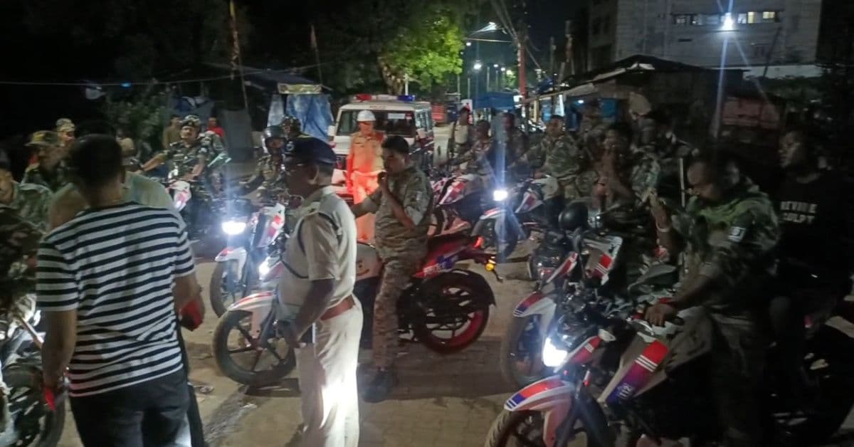 Chaibasa News : चाईबासा में सार्वजनिक स्थानों पर शराब पीने वालों पर पुलिस की बड़ी कार्रवाई, 14 हिरासत में