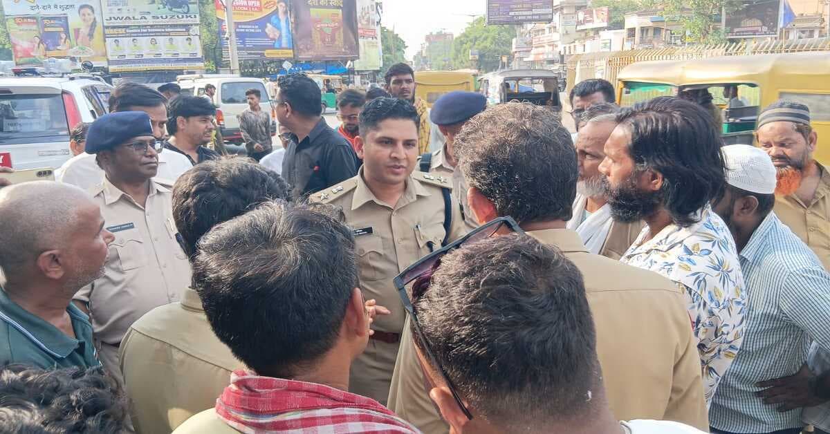 jamshedpur News : जमशेदपुर की ट्रैफिक व्यवस्था सुधारने सड़क पर उतरे सिटी एसपी ललित मीणा, ऑटो चालकों को पीछे से पर्दा हटाने का निर्देश
