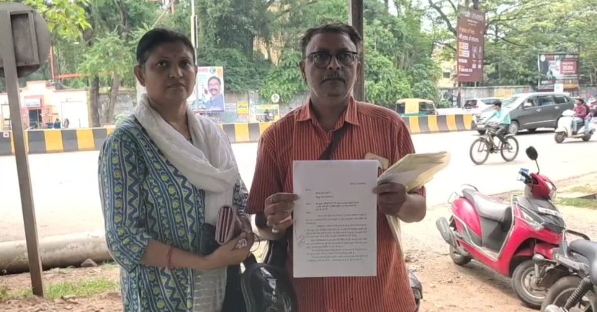 Jamshedpur Theft : बिष्टुपुर में दुकान का ताला तोड़कर 1 करोड़ रुपये की प्रिंटिंग मशीन और सामान चोरी करने का आरोप, थाने में शिकायत
