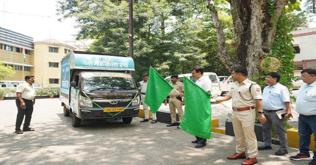 Jamshedpur News: नशा मुक्ति अभियान को मिली रफ्तार, उपायुक्त और एसएसपी ने जागरूकता रथ को दिखाई हरी झंडी