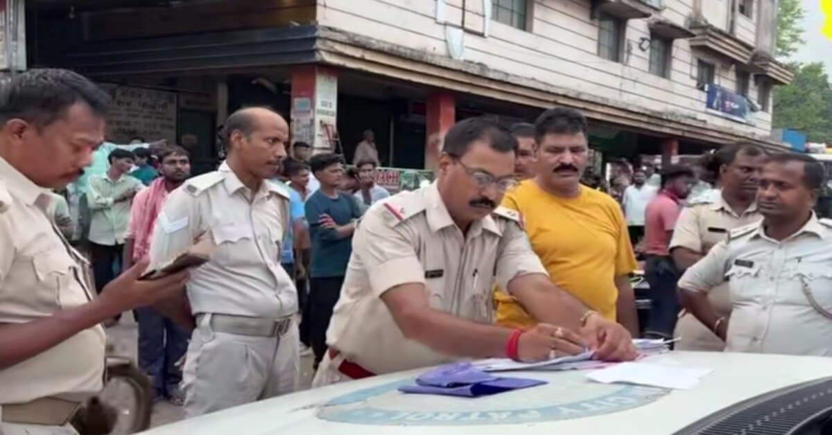Jamshedpur Accident : मानगो बस स्टैंड में दर्दनाक सड़क हादसा, बस की चपेट में आने से व्यक्ति की मौत