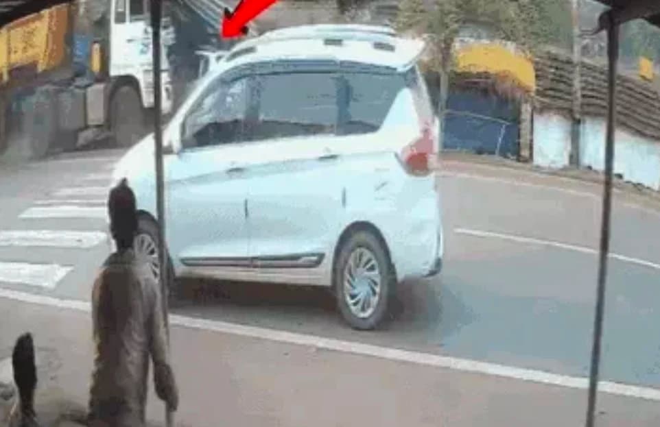 ट्रेलर की टक्कर से कार घिसटी, स्कूल बस का इंतजार कर रही दो छात्राएं घायल