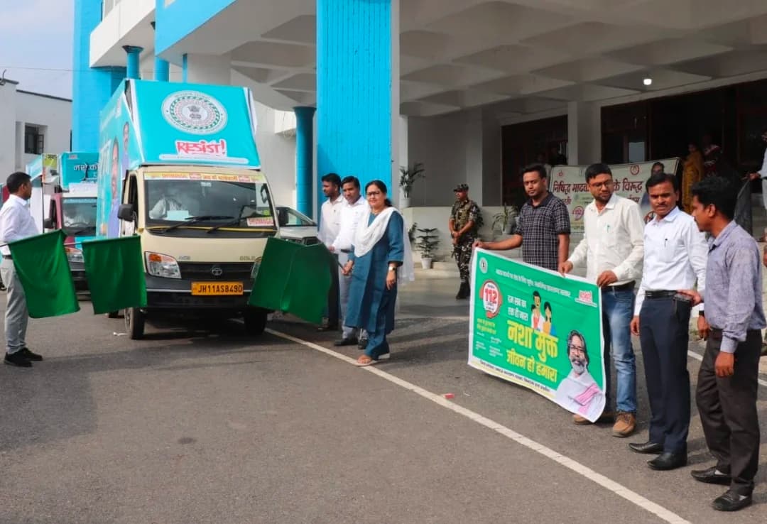 नशामुक्त सिमडेगा की मुहिम को मिली रफ्तार, डीसी ने रवाना किया जागरूकता रथ