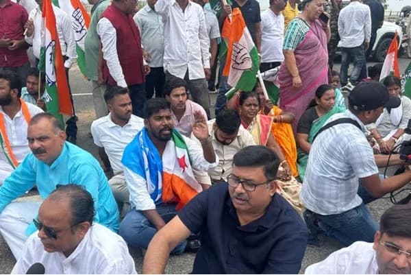 परिमल नथवानी का नामांकन रद्द करने की मांग, विधानसभा के बाहर कांग्रेस का धरना