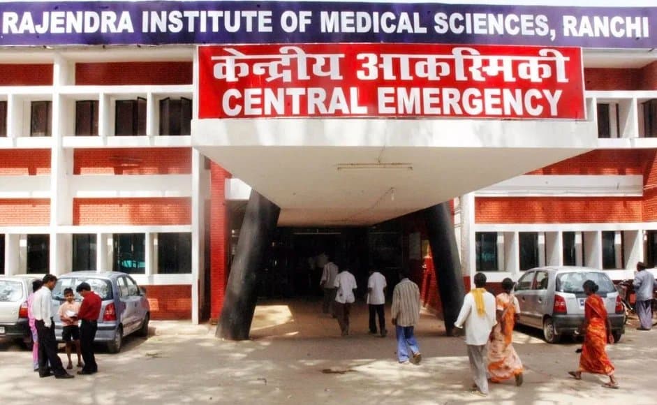 रिम्स में घोटाला: बाइक नंबर पर पास हुईं कार और बस के बिल, सहायक पर कार्रवाई।