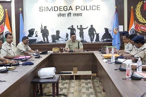 सिमडेगा पुलिस ने नशे के खिलाफ की कार्रवाई, एसपी ने की समीक्षा बैठक
