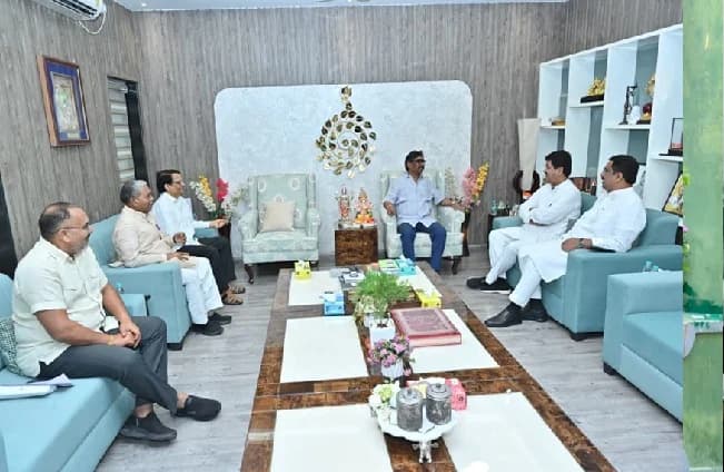 सीएम हेमंत सोरेन से कांग्रेस के वरिष्ठ नेताओं ने की मुलाकात, राजनीतिक गलियारों में अटकलें तेज