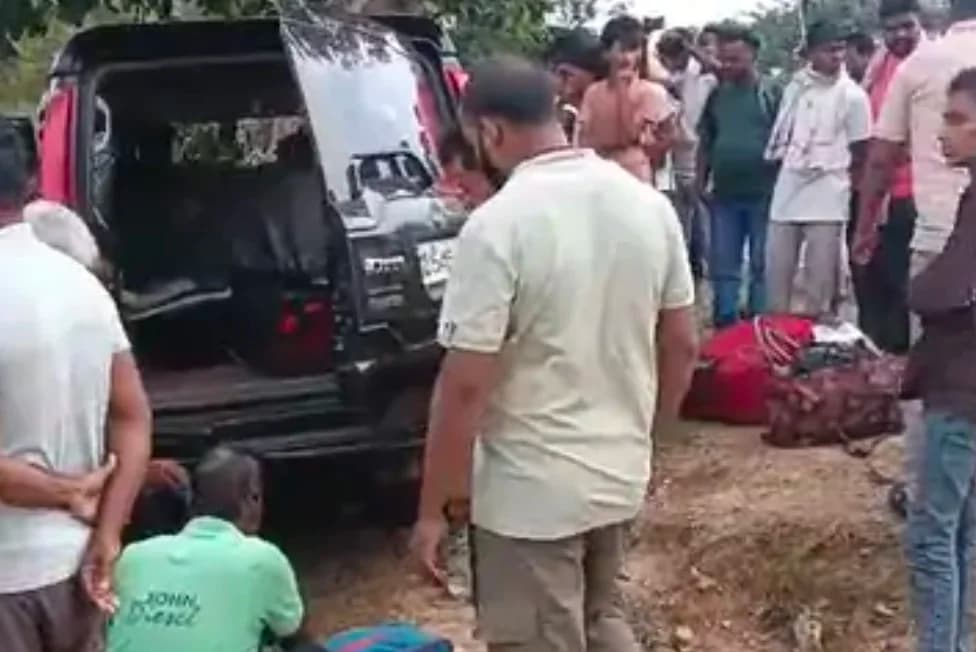 पेड़ से टकराई स्कॉर्पियो, एक ही परिवार के 3 बच्चे समेत 5 लोगों की मौ'त
