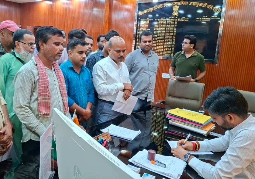 10-12 घंटे काम के बावजूद मजदूरी नहीं मिली, रेलवे साइडिंग के श्रमिक पहुंचे डीसी से मिले।