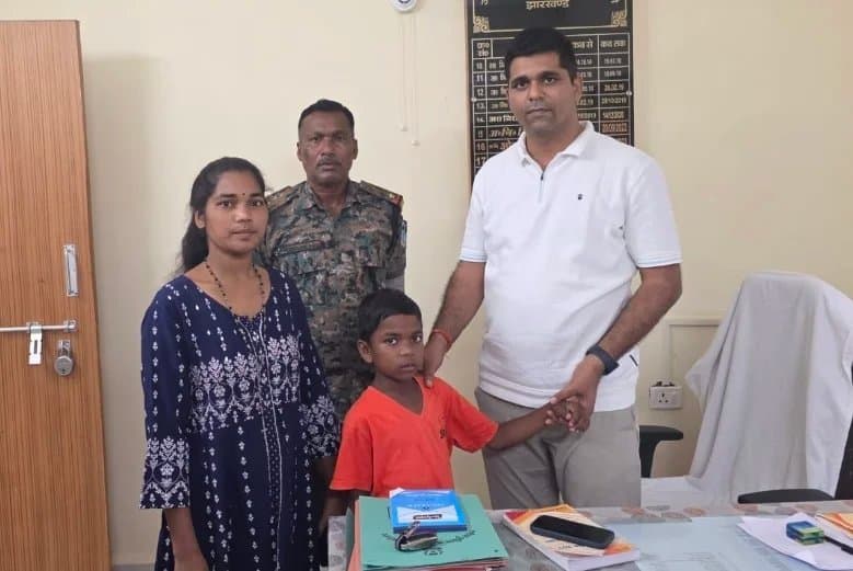 24 घंटे में नगड़ी पुलिस ने लापता बच्चे को खोज निकाला, मां की आंखों में खुशी के आंसू।