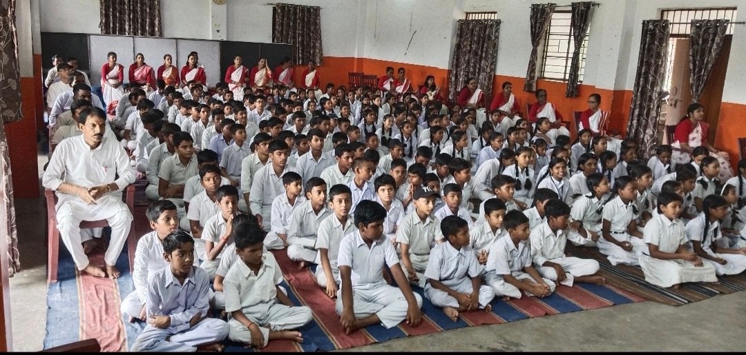 Jamshedpur news : बिरसानगर शिशु विद्या मंदिर में संकुल स्तरीय प्रश्न मंच प्रतियोगिता, सात विद्यालयों के कुल 211 बच्चों ने लिया हिस्सा