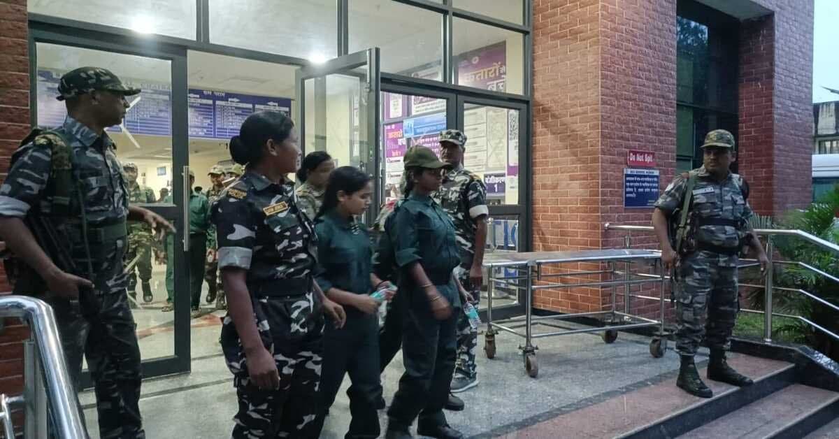 नक्सली आत्मसमर्पण समाचार: झारखंड में 24 उग्रवादी हथियार डालकर, 14 चाईबासा लाए गए।