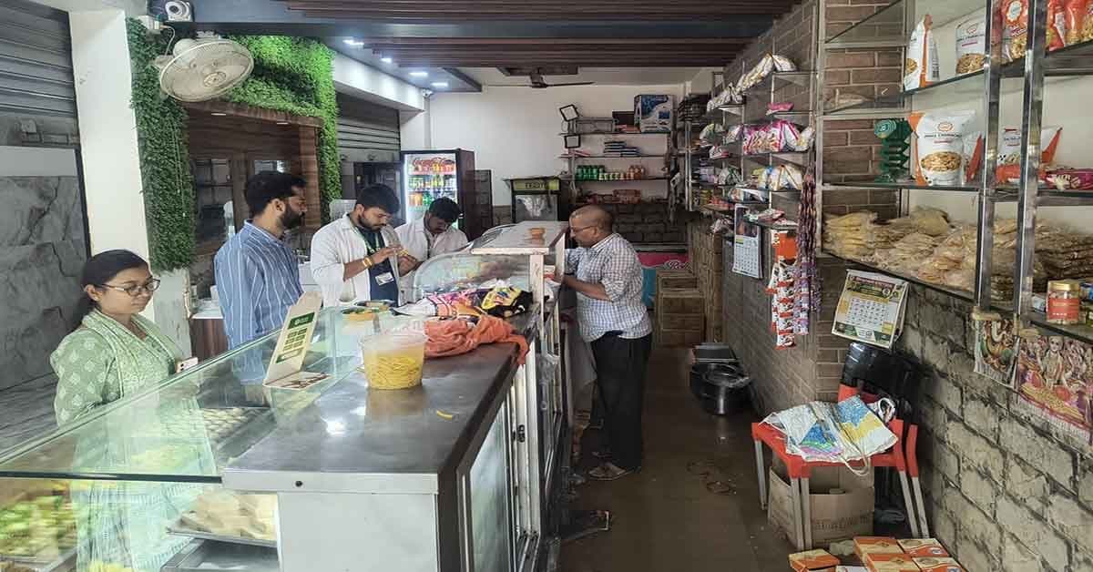 पश्चिम सिंहभूम समाचार: चक्रधरपुर में वृंदावन स्वीट्स और गोलूजी स्नैक्स के लड्डू, श्री राम कृष्ण स्वीट्स की जलेबी हानिकारक पाई गई।