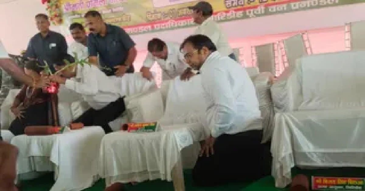 गिरिडीह समाचार: वन महोत्सव के दौरान मंच टूटा, मंत्री और अधिकारी गिरे, फिर भी महोत्सव जारी रहा