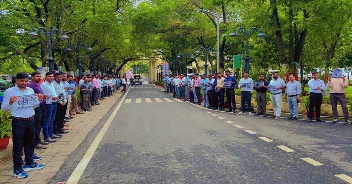 झारखंड सचिवालय: मानव श्रृंखला के बाद कर्मियों का आंदोलन तेज, 6 से 12 अगस्त तक काला बिल्ला पहनेंगे