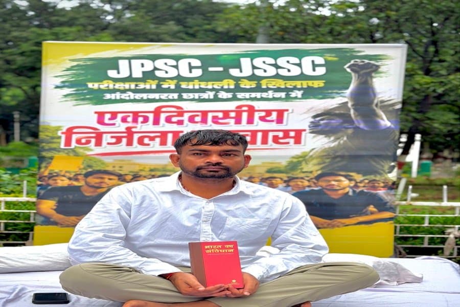 छात्रों के लिए 24 घंटे का निर्जला उपवास रख रहे विधायक जयराम महतो, सरकार से कार्रवाई की अपील।