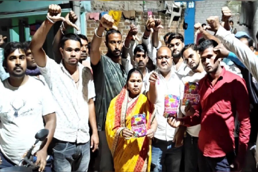 कुरकुरे खाते समय 2 साल के बच्चे के गले में फंसा गुब्बारा, दम घुटने से मौत