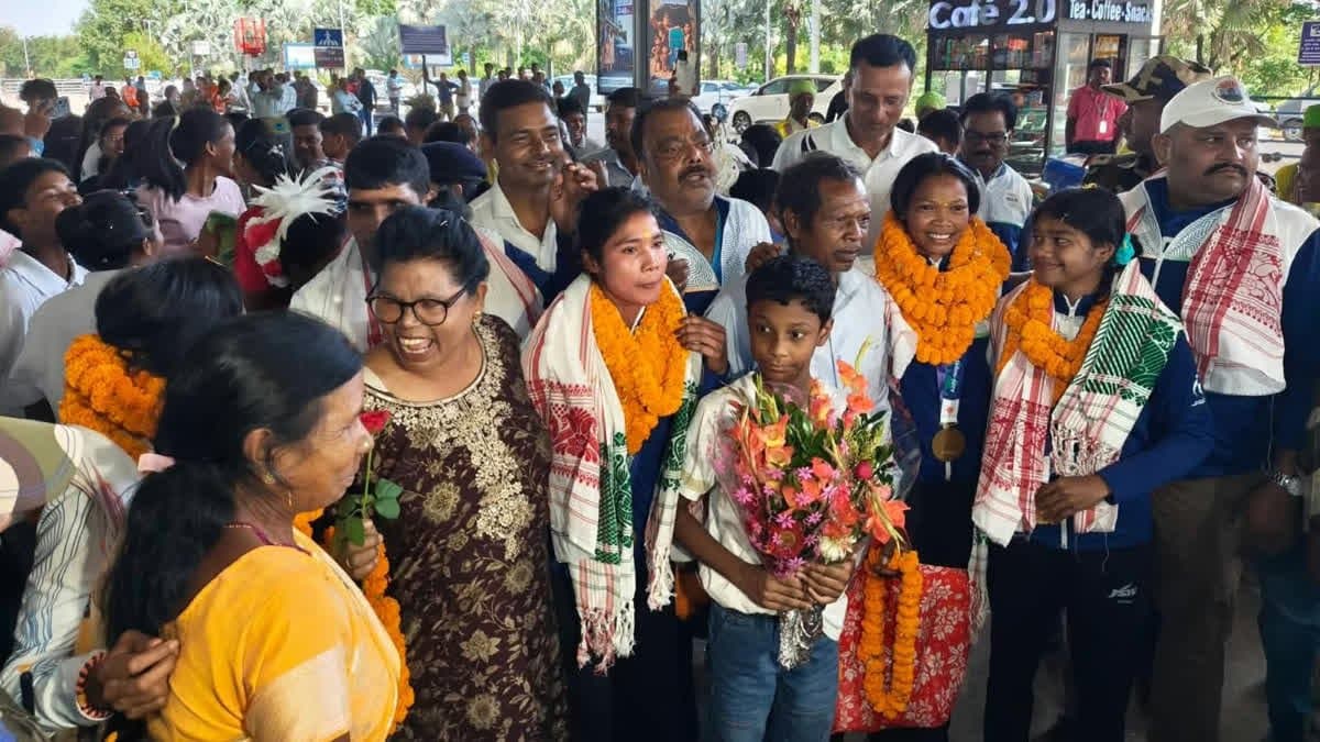 एशियन गेम्स चैंपियन बेटियों के स्वागत में ढोल-नगाड़ों से गूंजा बिरसा मुंडा एयरपोर्ट, सलीमा टेटे समेत चारों खिलाड़ियों का भव्य स्वागत