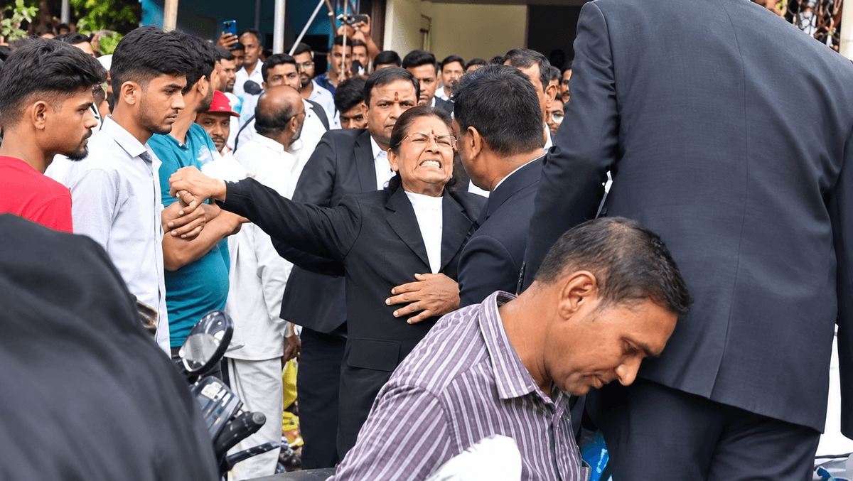 कोर्ट परिसर में आरोपी को हिरासत में लेने पर हंगामा, अधिवक्ताओं व एसआई में हाथापाई