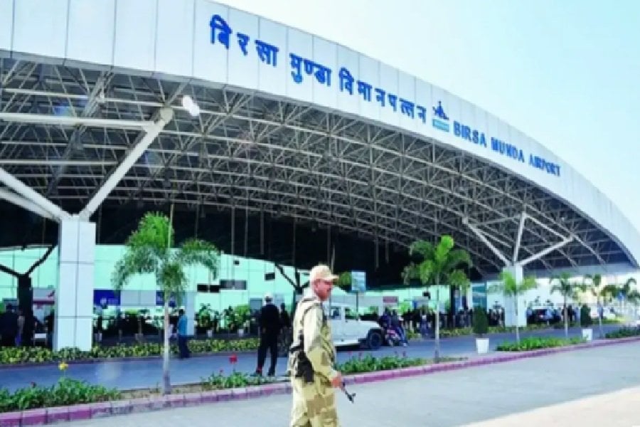 बम से उड़ाने की धमकी के बाद रांची एयरपोर्ट अलर्ट, CISF हाई अलर्ट पर