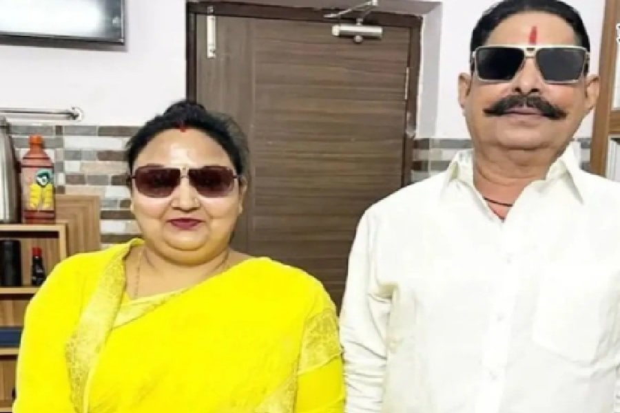अनंत सिंह के बाद पत्नी नीलम देवी पर भी JDU का एक्शन, 20 सूत्री समिति से हटाया, राज्यमंत्री का दर्जा छीना