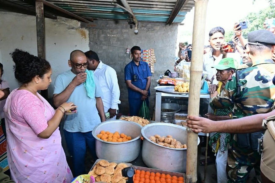 CM हेमंत सोरेन ने कसमार-बरलंगा सड़क निर्माण का लिया जायजा, कल्पना सोरेन के साथ दुकान में लिया पकौड़ी का स्वाद