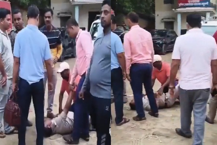 50 हजार घूस लेते रंगेहाथ पकड़े गए ट्रैफिक DSP तो बिगड़ी तबीयत, जमीन पर लोटकर रोने लगे