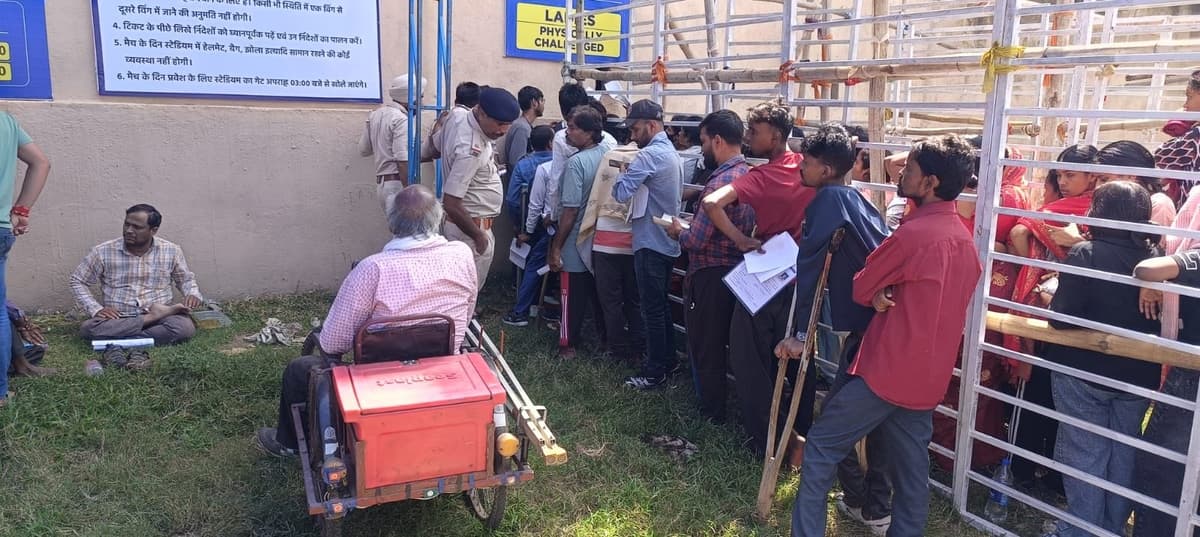 टिकटों की बिक्री शुरू, दूर-दूर से स्टेडियम पहुंचे दर्शक