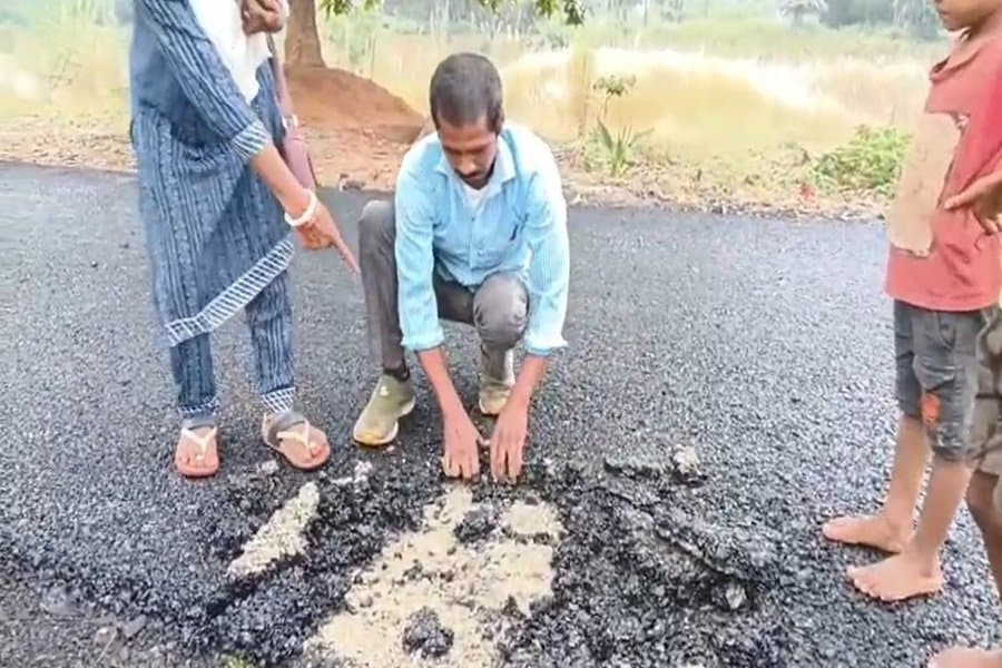 गोड्डा: नई सड़क का निर्माण गलत तरीके से हुआ—जनता में नाराजगी फैल गई