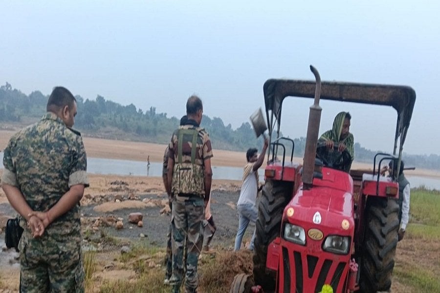 जामताड़ा में अवैध बालू खनन पर प्रशासन सख्त, छापेमारी में ट्रैक्टर जब्त