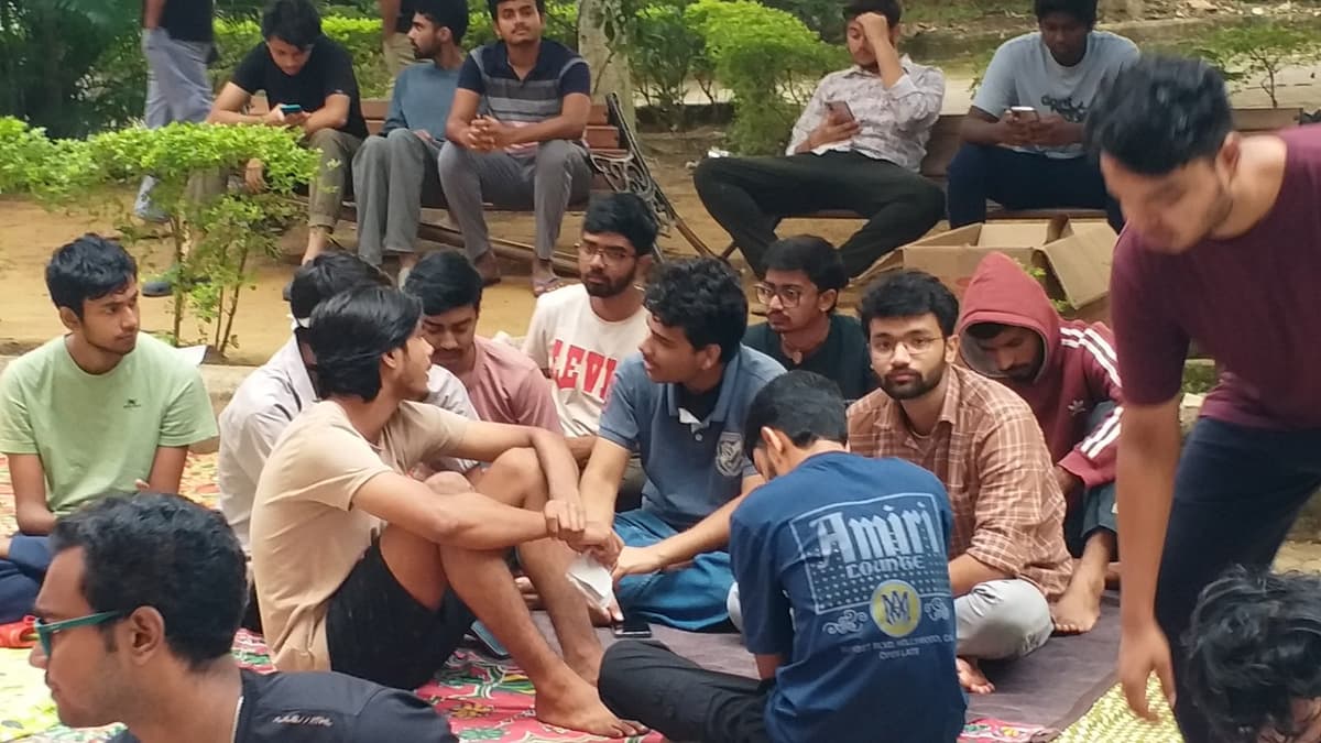 ट्रिपल आईटी रांची में छात्र की मौत के बाद आंदोलन तेज, निदेशक के इस्तीफे पर अड़े विद्यार्थी, एक बार फिर सड़क पर उतरे छात्र