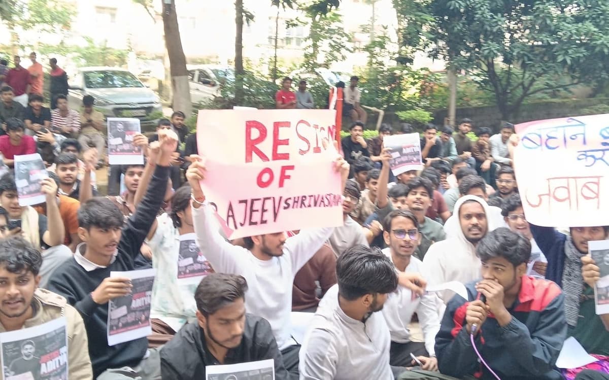 ट्रपल आईटी रांची में छात्र की मौत के बाद हंगामा रातभर धरने पर बैठे विद्यार्थी, रोड को किया जाम